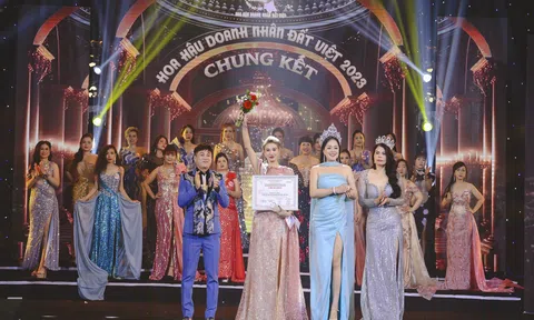 Giây phút Nguyễn Lệ Hồng Vân trở thành tân Người đẹp tài năng của Hoa hậu doanh nhân đất Việt 2023